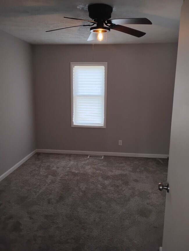 Building Photo - 4 Bedroom 1 Bath