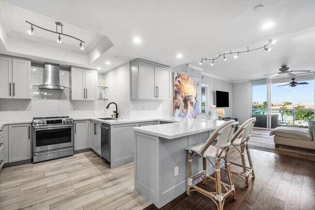 Building Photo - 2650 Lake Shore Dr