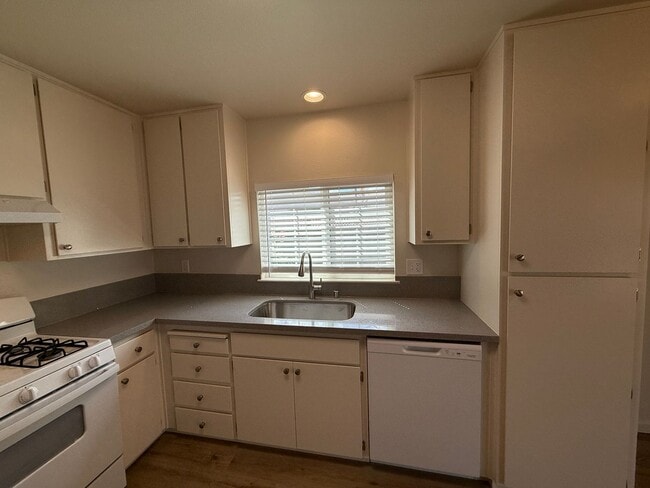 Building Photo - Updated single story near shopping and fre...