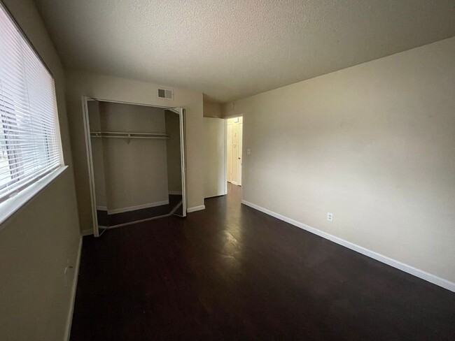 Building Photo - Charming Upstairs 2-Bedroom, 1-Bathroom Un...