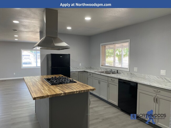 Building Photo - Nice 3 Bedroom 2 Bath Double Wide Manufact...