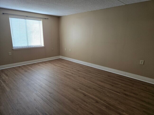 Building Photo - 20-30-30 Daniels St