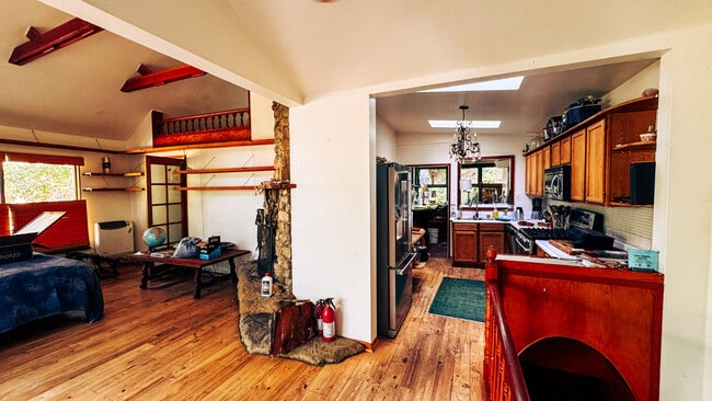 Building Photo - 971 Old Topanga Canyon Rd