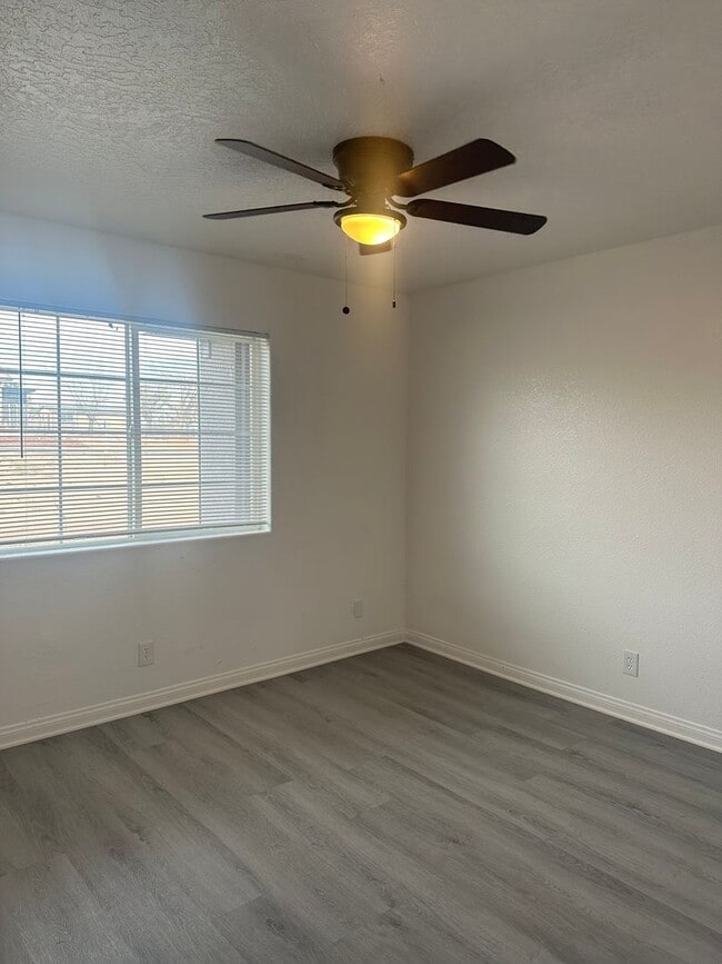 Building Photo - Charming 3 Bed, 2 Bath Home in Hesperia - Perfect for Your Family!