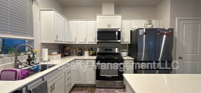Building Photo - 477 Himalaya St. NE