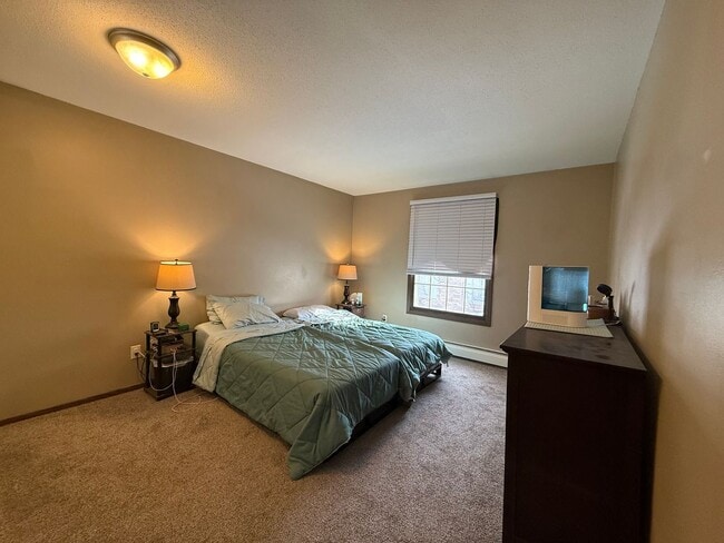 Building Photo - Spacious 2 bedroom in Hopkins