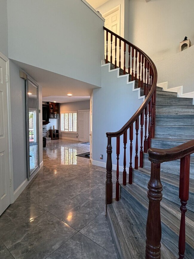 Building Photo - Spacious Living in a Beautifully Updated 4 Bedroom Home!