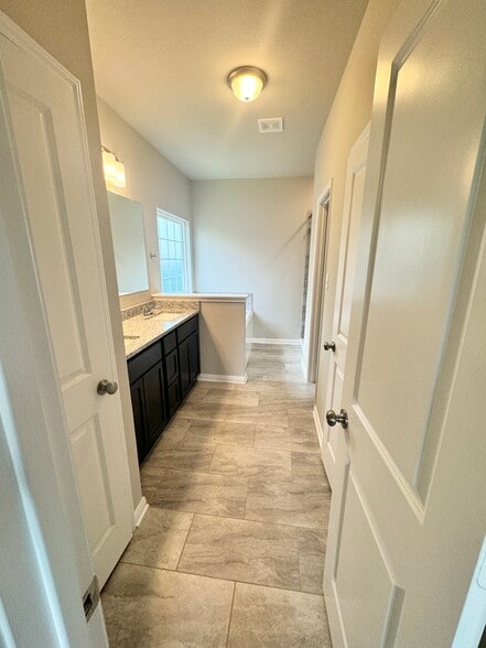 Building Photo - 1308 Kingsgate Dr