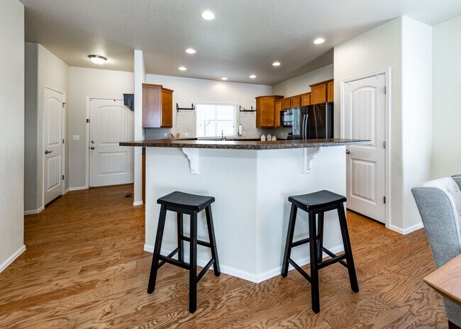 Building Photo - Cute End Unit 3 Bedroom Townhome in Lorson...