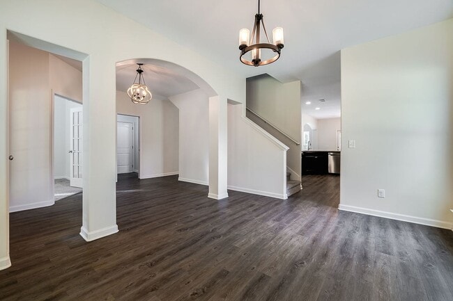 Building Photo - Spacious Custom 8 Bed 4.5 Bath Home on Lar...