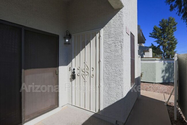 Building Photo - 850 S River Dr