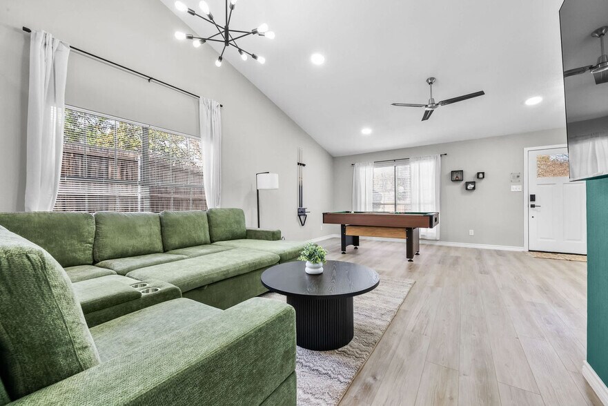 Building Photo - 1040 Eagle Dr