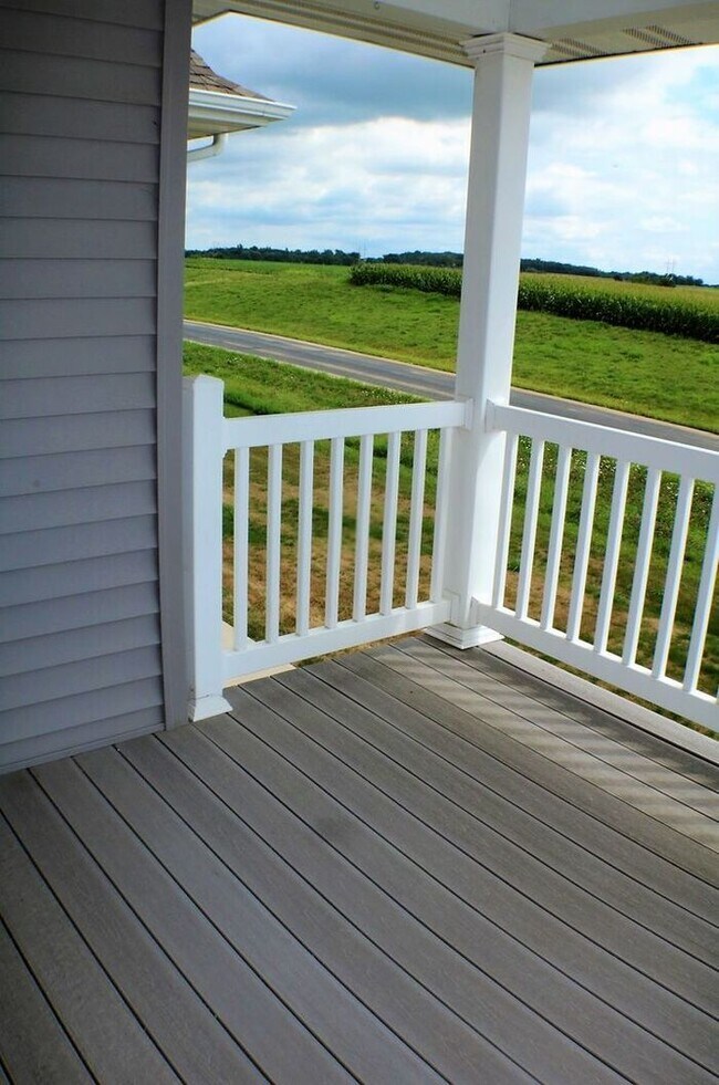 Building Photo - $2,000 | 3 Bedroom, 3 Bathroom TOWN HOME | PET Friendly* | Sublease* | Available for August 1st, ...