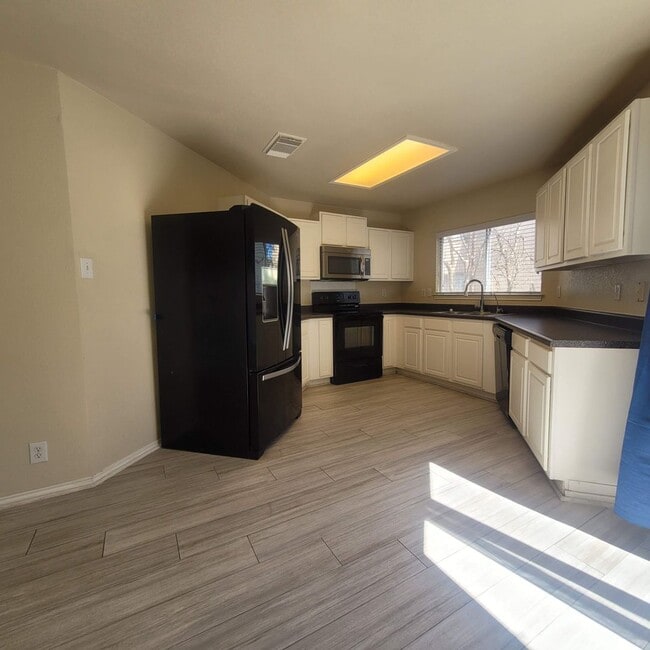 Building Photo - Perfectly Located near Medical Center