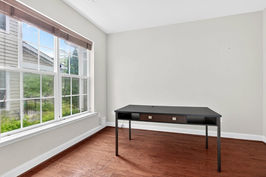 Building Photo - 65 Linden Pl