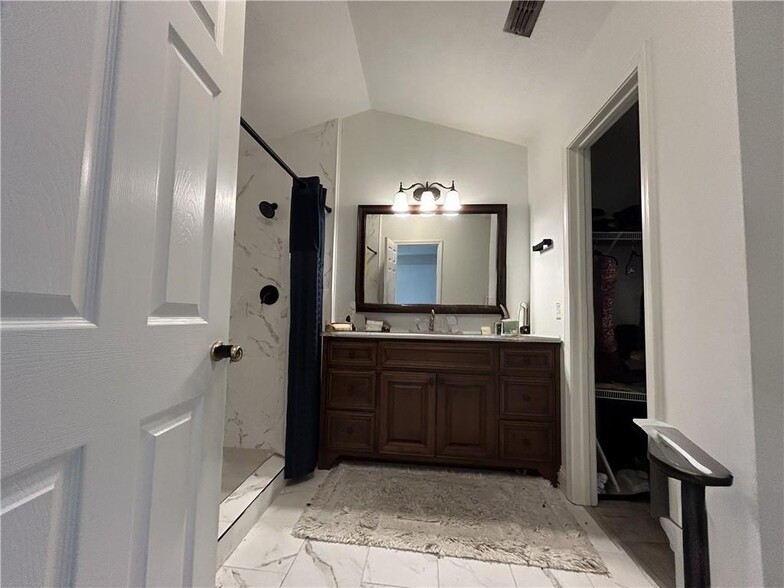 Owner's bathroom - 6031 Ambassador Dr