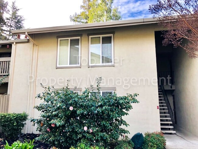 Primary Photo - Meticulously renovated 2 Bd/1 Ba, 889 sf, ...