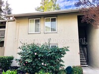 Building Photo - Meticulously renovated 2 Bd/1 Ba, 889 sf, ...