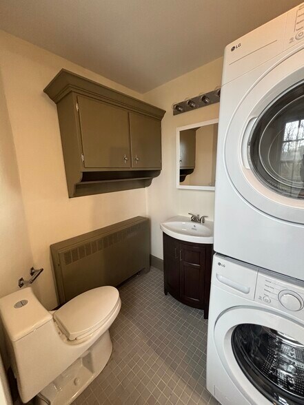 Building Photo - 28 W Main St