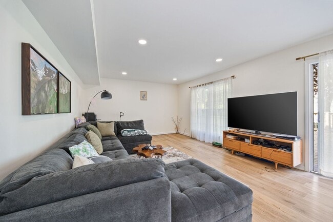 Building Photo - 1305 S Paddock Dr