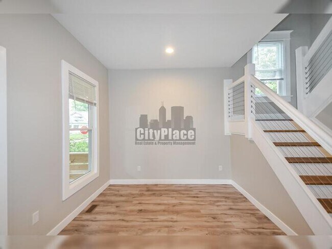 Building Photo - 3553 N Kenwood Ave