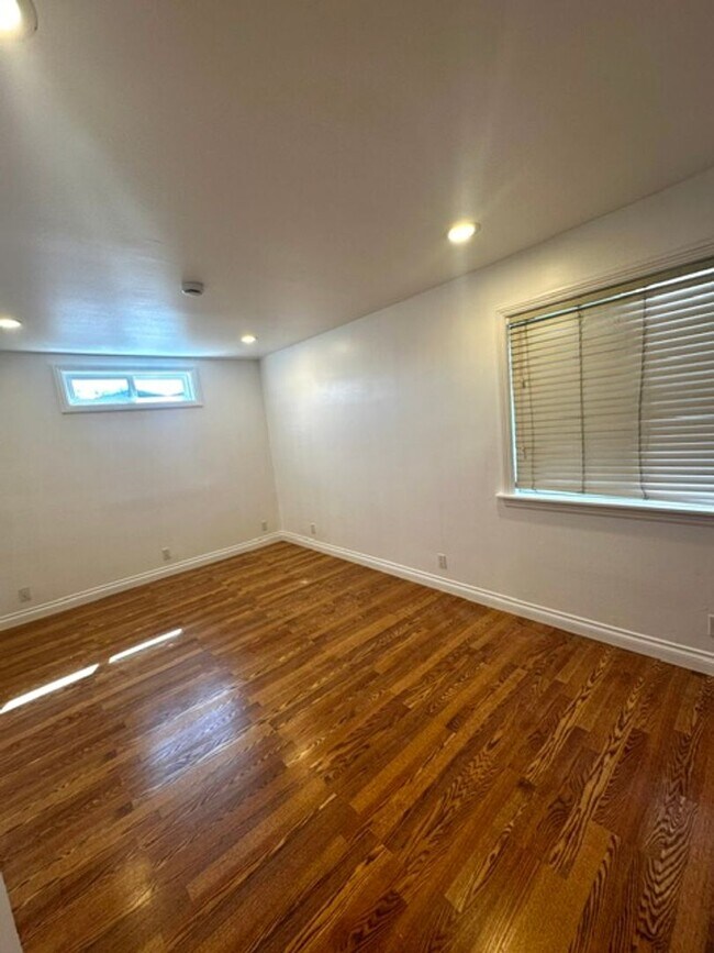 Building Photo - 436 S Seaward Ave