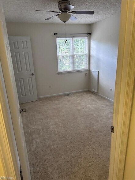 Building Photo - 905 Captains Ct