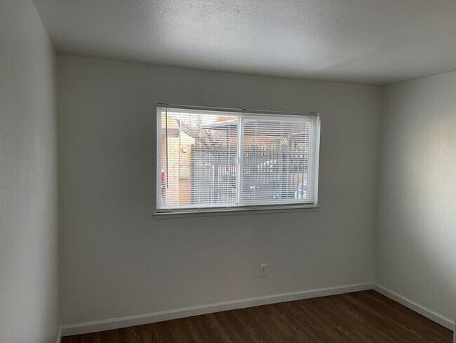 Building Photo - Modesto 2 Bedroom 1 Bathroom Town Home