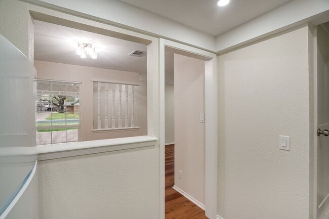 Building Photo - 2103 Pompton Dr