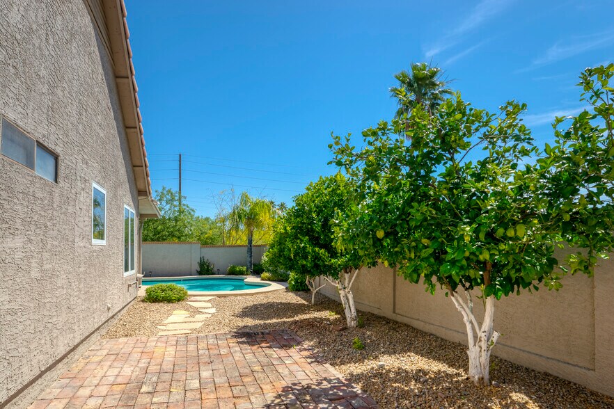 Building Photo - 14481 N Kings Way