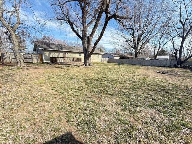 Building Photo - 3 Bed 1 Bath Ozark, MO