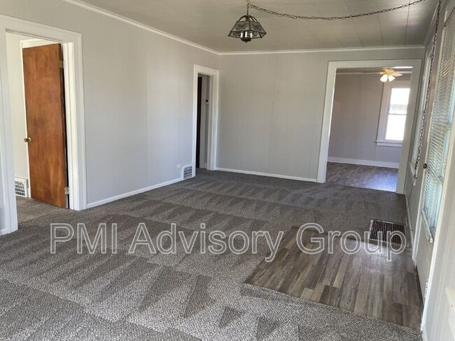 Building Photo - 721 SW Park Ln