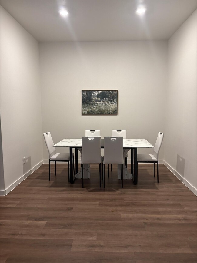 Building Photo - 2124 Langford Ave