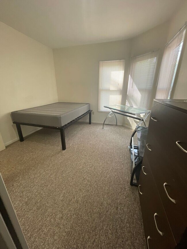 Building Photo - 926 Sylvan Ave