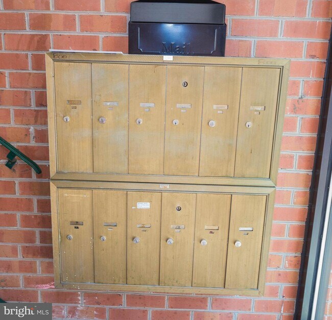 Building Photo - 800 College Ln