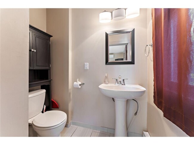 Building Photo - 882 Aurora Ave