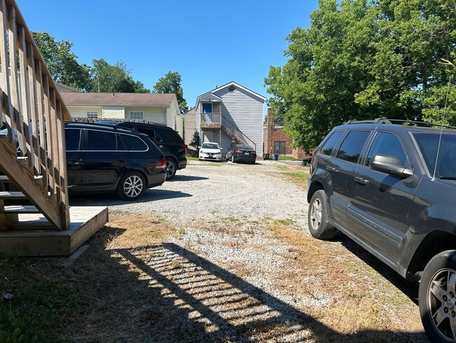 Building Photo - 2 Bedroom Duplex within walking distance o...