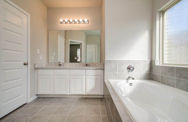 Building Photo - 8411 Beacon Bay Cir