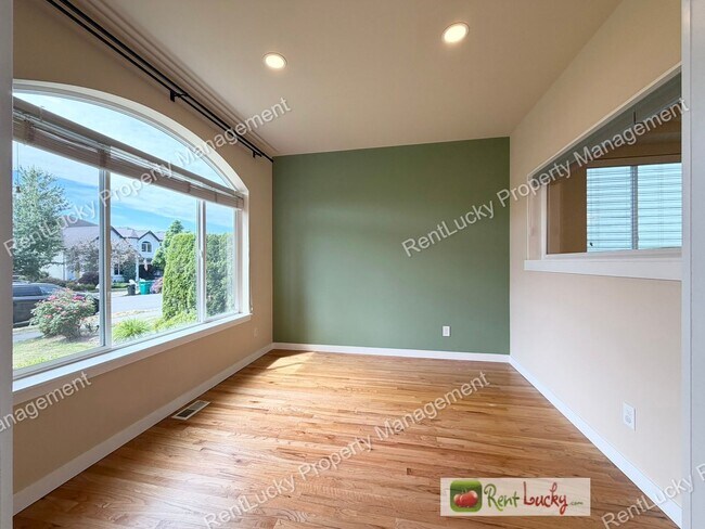 Building Photo - BEAUTIFUL 5 Bedroom Home in Bothell! Updated Finishes and Expansive Layout!