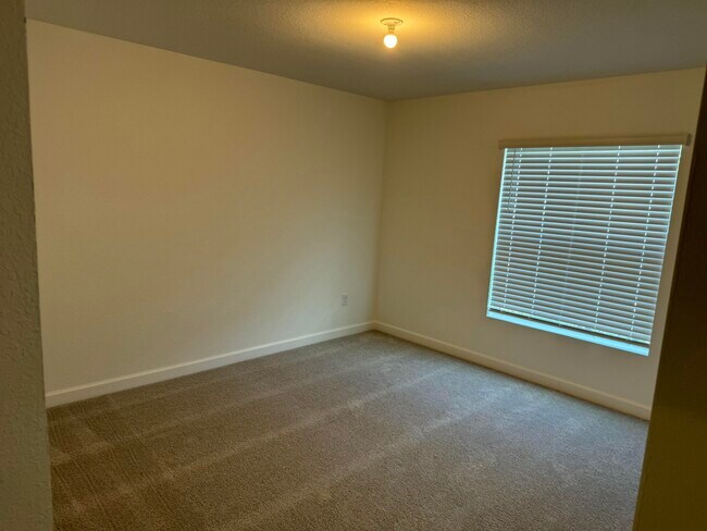 Building Photo - 10468 NW Suncrest Lp