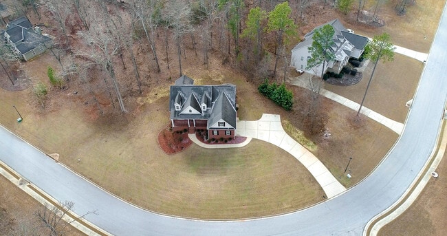 Building Photo - Huge 2 Homes in 1 with 2 full kitchens