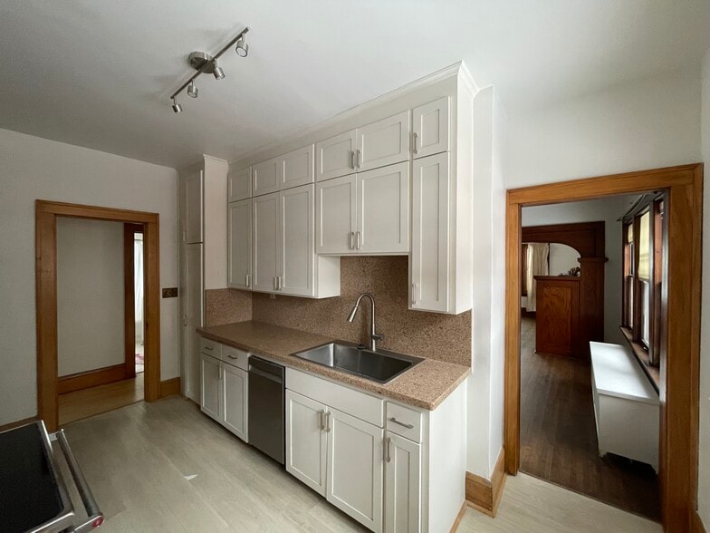 Building Photo - 1560 Lincoln Ave