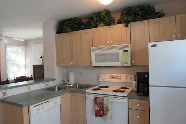 Building Photo - Fully Furnished 2 Bed 1.5 bath Home in the Key West Golf Club Community