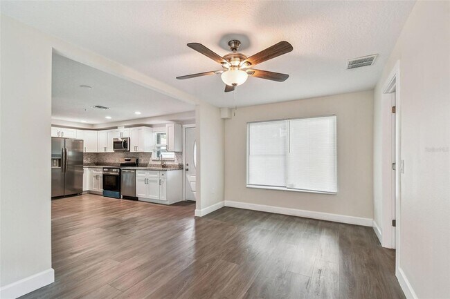 Building Photo - 650 E Tarpon Ave