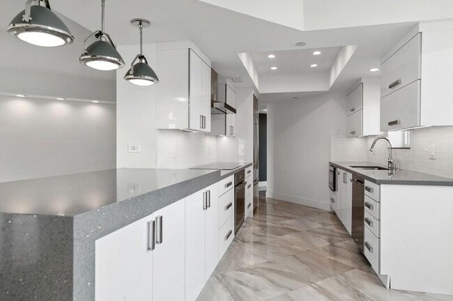 Building Photo - 300 SE 5th Ave