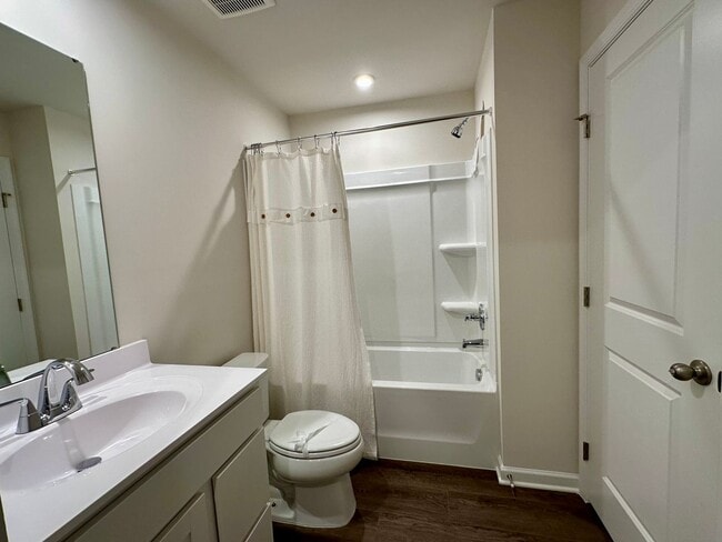 Building Photo - New Canterbury Townhouse