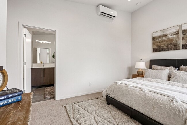 Building Photo - Judkin Parks Townhome