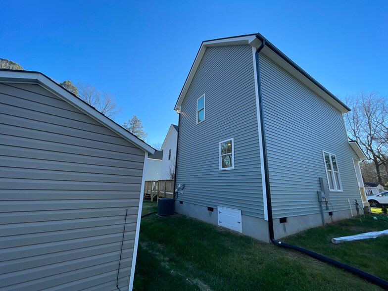 Building Photo - Room in House on Maplewood Dr