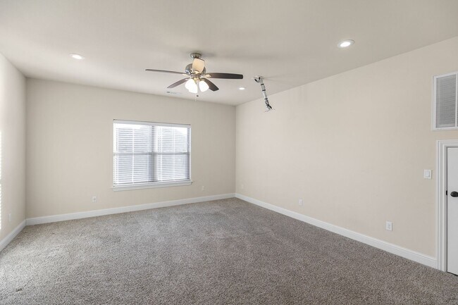 Building Photo - 2304 SW Chaddington Rd