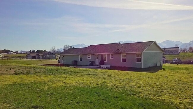 Building Photo - Beautiful 4 bed 2 bath on 1.37 acres in Corvallis.
